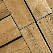 Koka grīdas izlīdzināšana: stāvokļa novērtējums un 2 izlīdzināšanas veidi