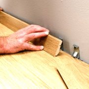 How to attach a skirting board to the floor: an overview of fasteners for clips, liquid nails and anchor plates