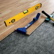 Colocar um laminado em um piso irregular - três maneiras de compensar os defeitos da base
