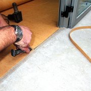 Regeln für das Verlegen von Linoleum auf einem Betonboden: Wie kann man keine Fehler machen?