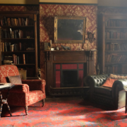 Um es auf elementare Weise zu wiederholen: 5 Details im Innenraum, die Ihnen helfen, das Wohnzimmer zu gestalten, wie im Sherlock