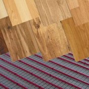 Kiválasztunk egy laminált anyagot a meleg padlóra történő fektetéshez: milyen típusú deszka használható?