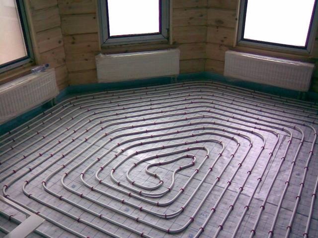 Instalación de un piso de agua caliente.