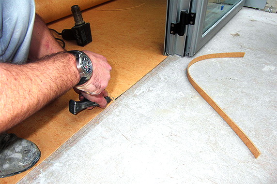 Regler för att lägga linoleum på ett betonggolv: hur man inte gör misstag?