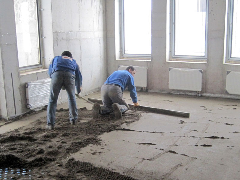 Cement-homok padlóburkolatok: lépésről lépésre tájékoztatás a munkáról