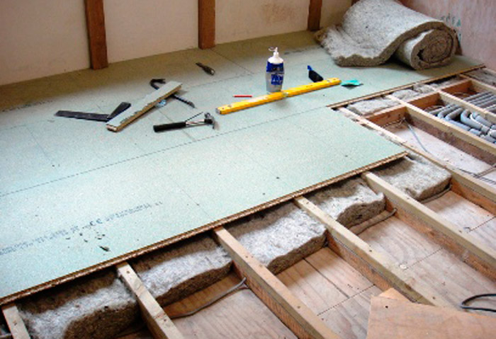 Come isolare il pavimento in una casa privata in legno: scelta di isolamento e tecnologia di lavoro