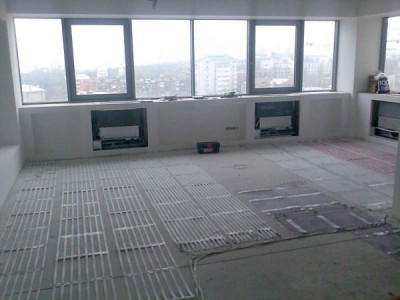 We mount a water heat-insulated floor under a laminate