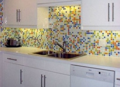 Mutfaktaki mozaik duvarların pürüzlerini gizlemeye yardımcı olur