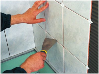 When laying tiles, it is necessary to make technological seams with the help of distance crosses