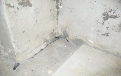 O piso do banheiro deve ser cuidadosamente preparado e as rachaduras e defeitos devem ser reparados.