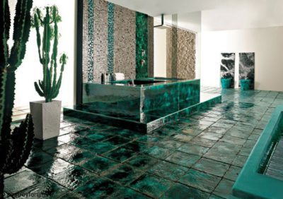 Tile imitasyon malachite na ginamit upang palamutihan ang isang banyo