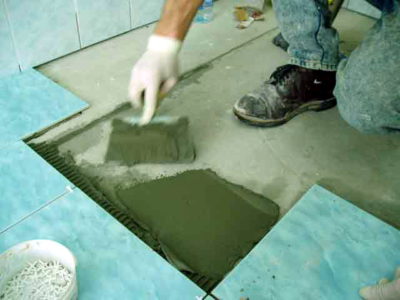 El pegamento se aplica a pequeñas áreas del piso.