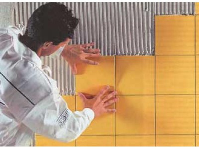 How to glue tiles on the wall - direction from bottom to top