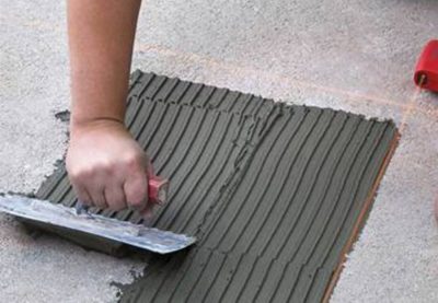 Størrelsen på murslevetænderne afhænger af flisens størrelse og graden af ​​ujævnhed i gulvet.