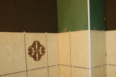 Tile nakadikit sa hindi tinatagusan ng tubig plasterboard