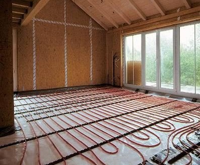 Calefacció per terra radiant elèctrica en una casa de fusta: sistema de navegació subterrània