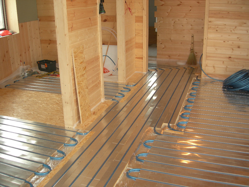 Podea caldă pe o podea din lemn: un exemplu de sistem de apă pe bușteni