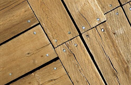 Como nivelar um piso de madeira: uma avaliação de uma condição e 2 maneiras de nivelar