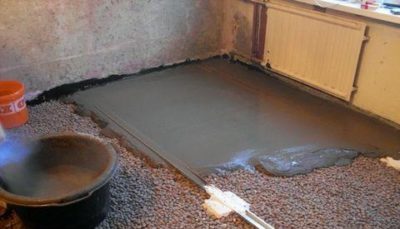 Mencurahkan lantai konkrit di sebuah rumah persendirian