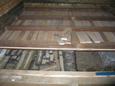 Тегло на пода в устройство за подови настилки в дървена къща