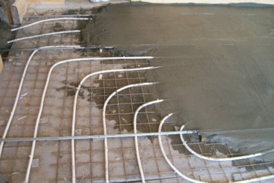Plasticizer for screed floor heating provides its heat resistance