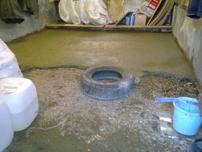 The thickness of the concrete floor in the garage depending on the quality of the foundation