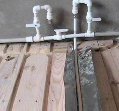 Lantai kayu yang dipanaskan air - sambungan ke sistem