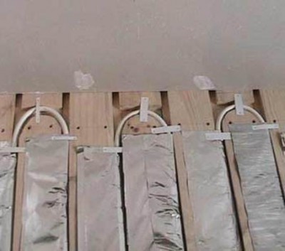 Закрепване на тръби по време на инсталирането на дървена система за водно подово отопление
