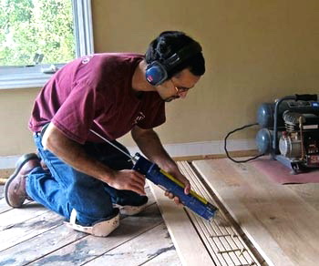 Comment faire le plancher du premier étage dans une maison privée: 3 options pour la base de l'appareil