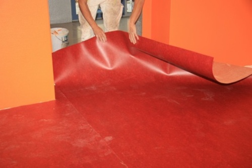Hur man lägger linoleum: en jämförande granskning av fyra sätt att fixa linoleum på golvet