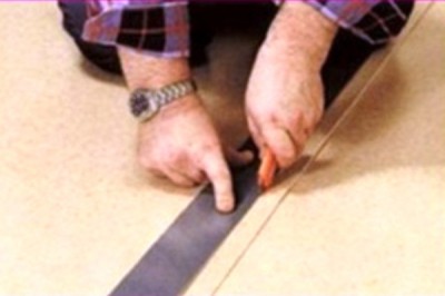 O corte do linóleo é realizado com uma faca e uma régua.
