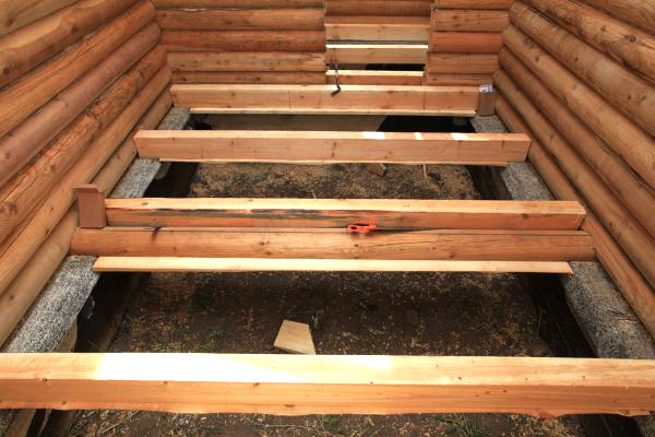 Chão de rascunho em uma casa de madeira: criamos uma base de atraso forte para o revestimento final