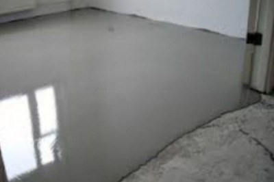Self-leveling screed before laying the laminate