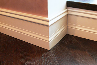 A wide baseboard as an important element of the interior