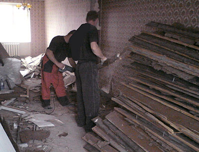 Demontáž staré podlahy v Chruščově