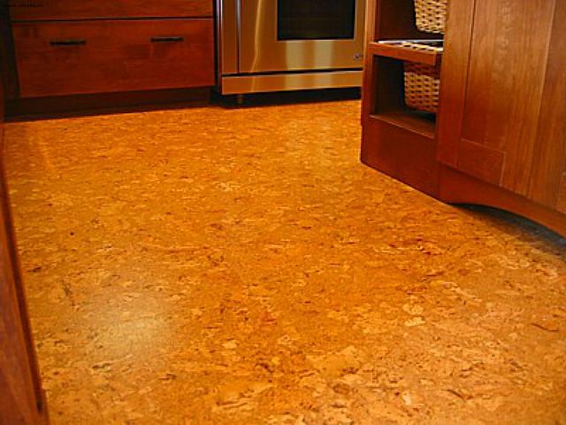 Kamštinės grindys: virtuvės, vonios kambario ir prieškambario dekoravimo idėjų pasirinkimas