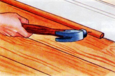 Clavar el taulell de fusta amb les ungles