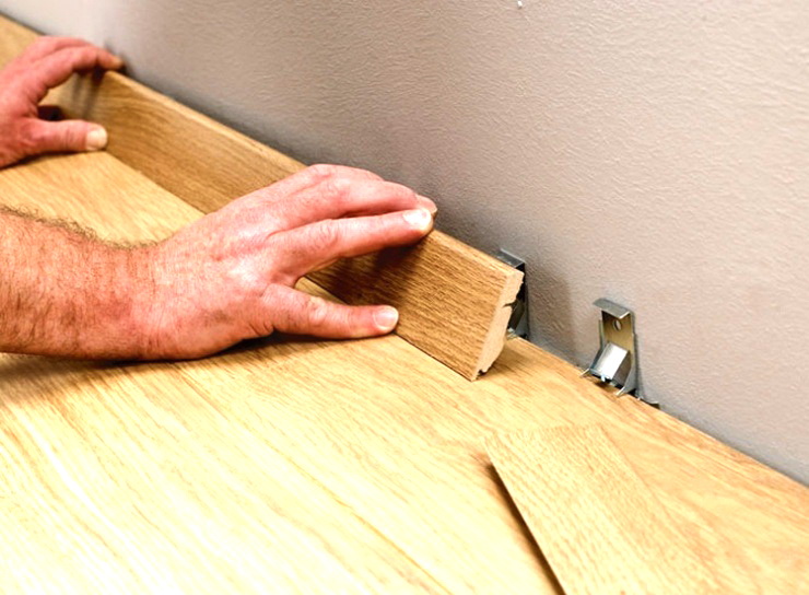 Hur man fäster en golvplatta på golvet: en översikt över fästelement för klämmor, flytande naglar och förankringsplattor