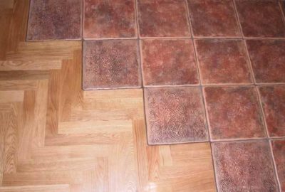 De combinatie van tegels en vloeren