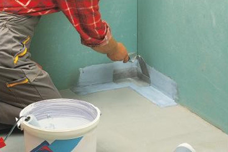 Doe-het-zelf waterdicht maken van de vloer: werken met cement-polymeer mastiek