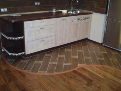 Virtuvės grindys: plytelės su laminatu