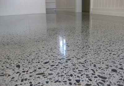 Kā notīrīt betona grīdu ar marmora skaidu pamatni?
