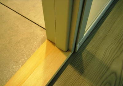El umbral evita que el polvo, los sonidos y las corrientes de aire entren en la casa.