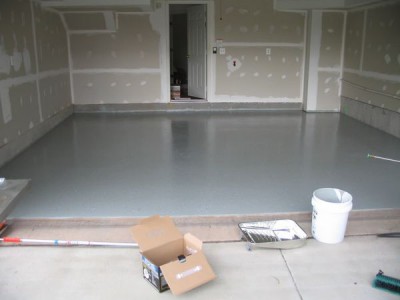 Lantai konkrit di garaj adalah pilihan yang paling berpatutan dan terbukti.