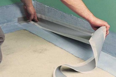 Bij het waterdicht maken van de vloer moet het materiaal minimaal 20 cm op de muur blijven