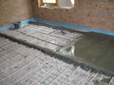Kami menawarkan contoh pilihan yang betul untuk membuat lantai yang hangat dengan penyejuk air