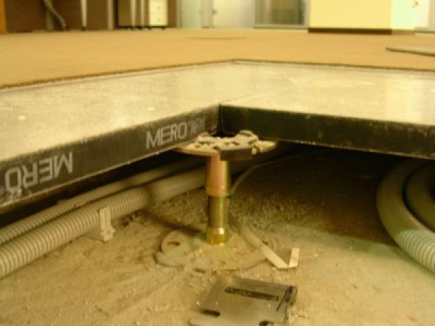 Pakeliamas grindų įtaisas naudojant fanerą
