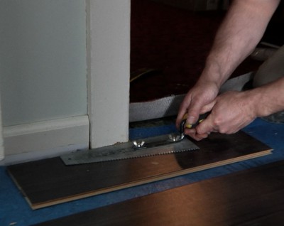 Como colocar cuidadosamente o laminado perto das portas e tubos de comunicação?