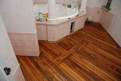 Was und wie macht man einen Holzboden im Badezimmer?