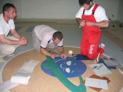 In order to lay commercial linoleum, the help of professionals is often required